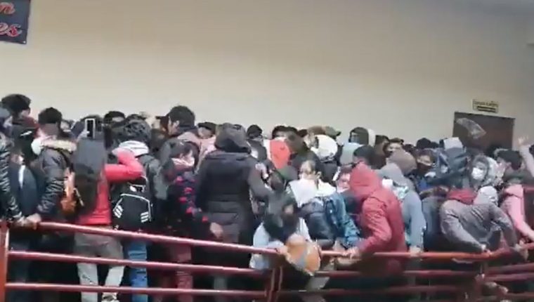 Mueren cinco estudiantes al caer barandal en Bolivia