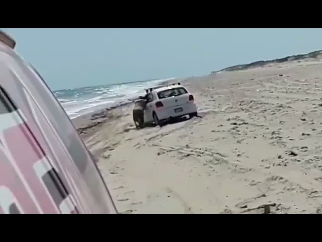 Así sacó el “Cowboy” un carro atascado en la arena
