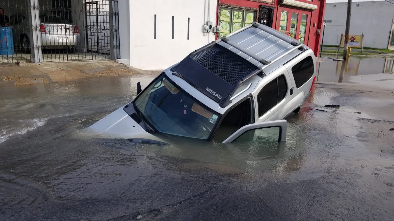Socavón se ‘traga’ camioneta en Plan de Ayutla