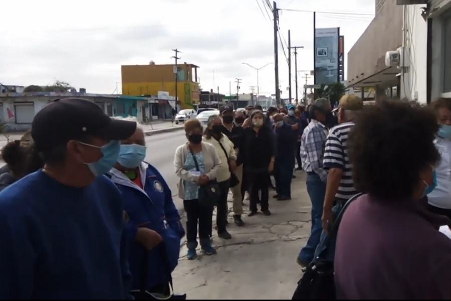 Siguen largas filas en Banco del Bienestar