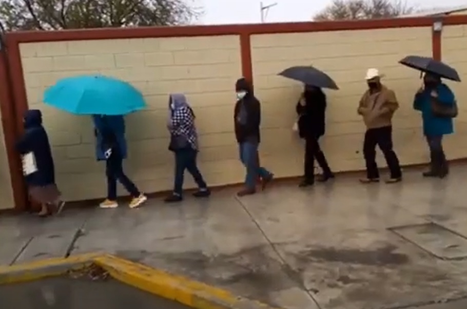 Pese a la lluvia hacen fila para recibir refuerzo anticovid