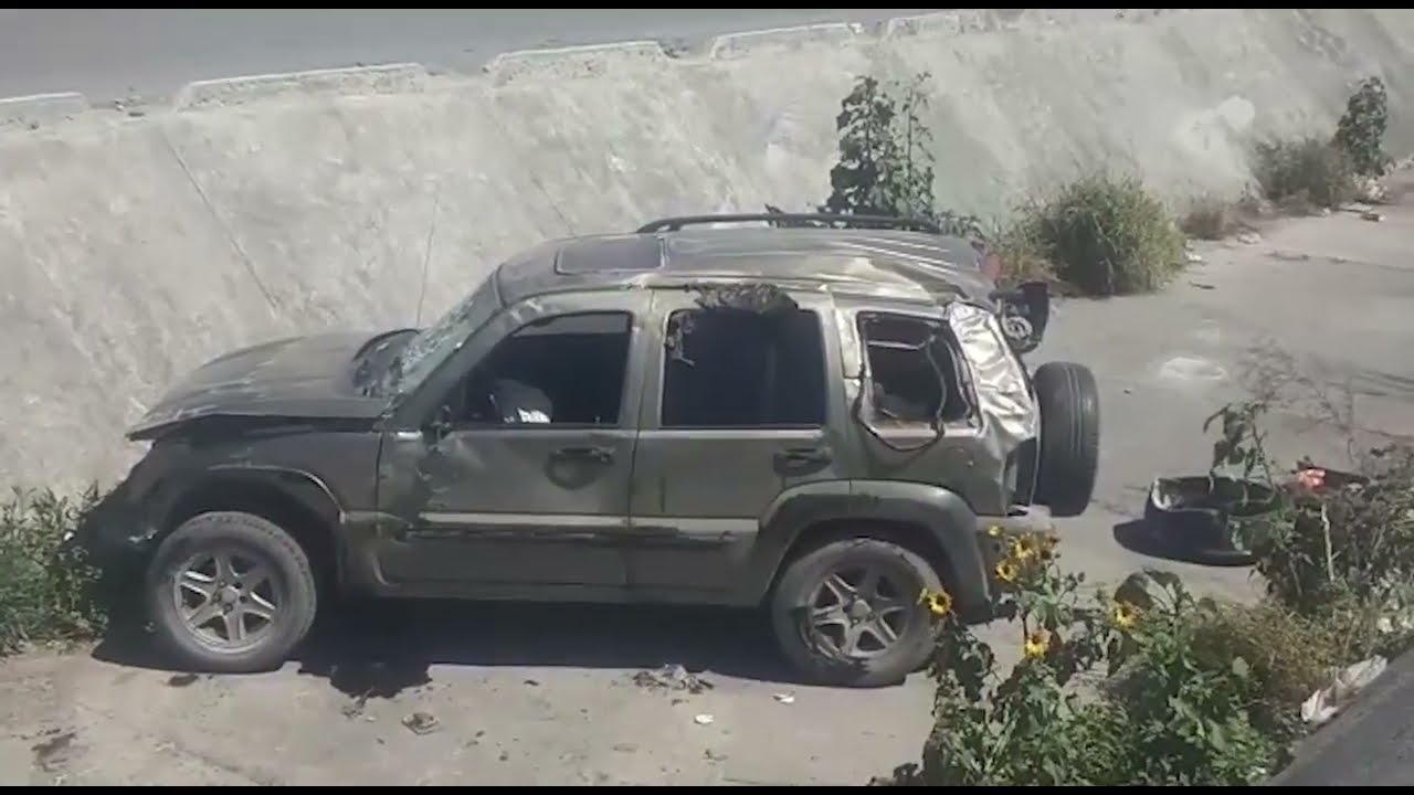 Termina camioneta en canal por falla mecánica