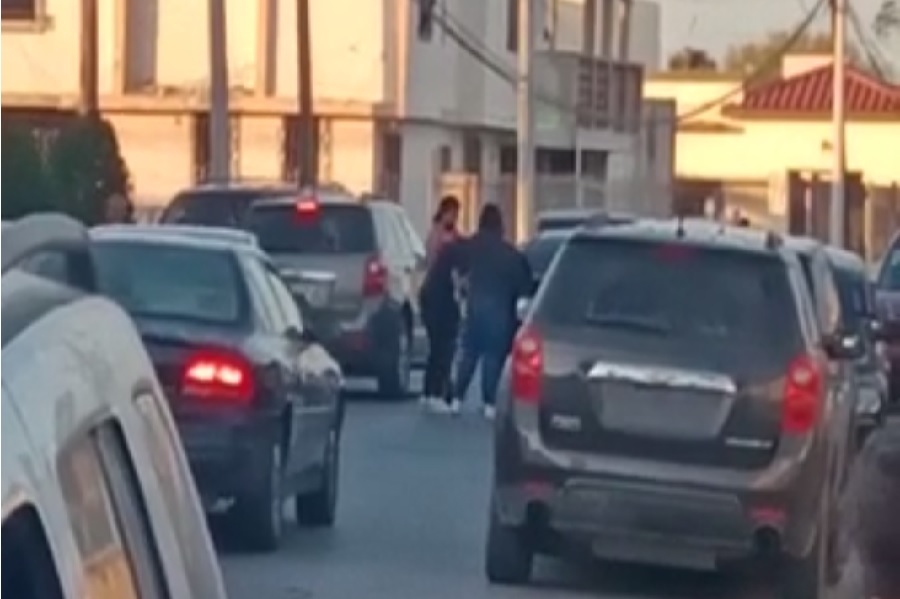 Madres de familia se agarran a golpes a fuera de primaria