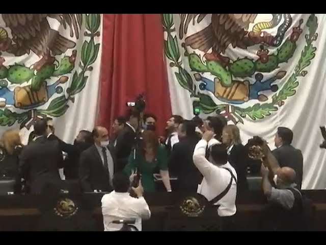 Pleito en el Congreso, empujones, gritos y jaloneos