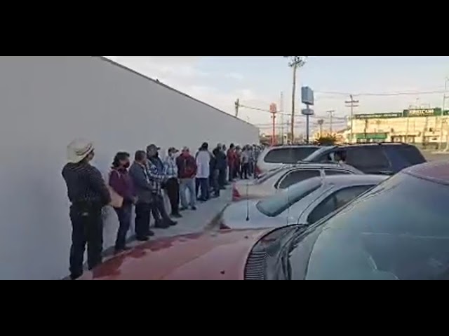Como cada mes; hacen fila para cobrar pensión