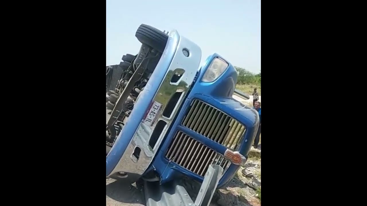 Vuelca camión por exceso de velocidad