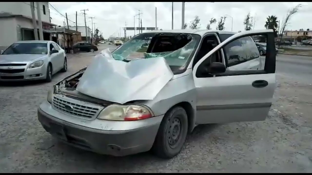 ‘Descuido’ de personal de alumbrado acaba con camioneta