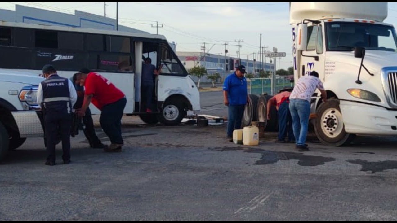 Chocan tracto camión y microbús