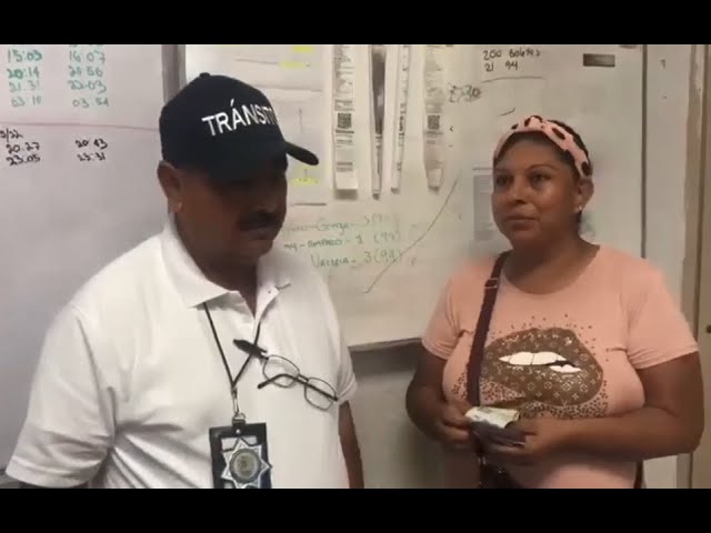 Regresa tránsito monedero encontrado en baño público