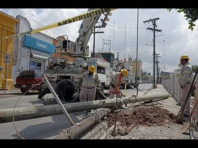 Tumban poste de CFE en zona centro de Matamoros