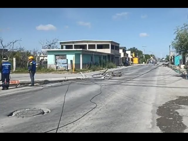 Joven pestañea y se lleva postes y cableado en Palo Verde