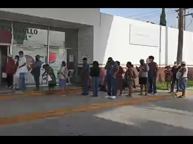 Larga fila de adultos para registro a pensión