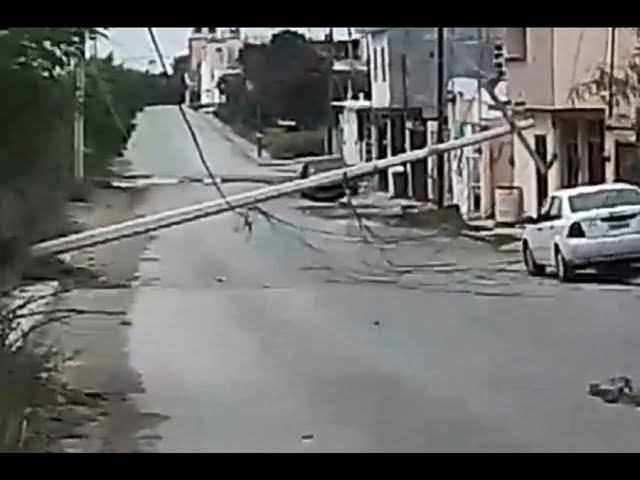 Tumban poste y huyen en Jarachina norte