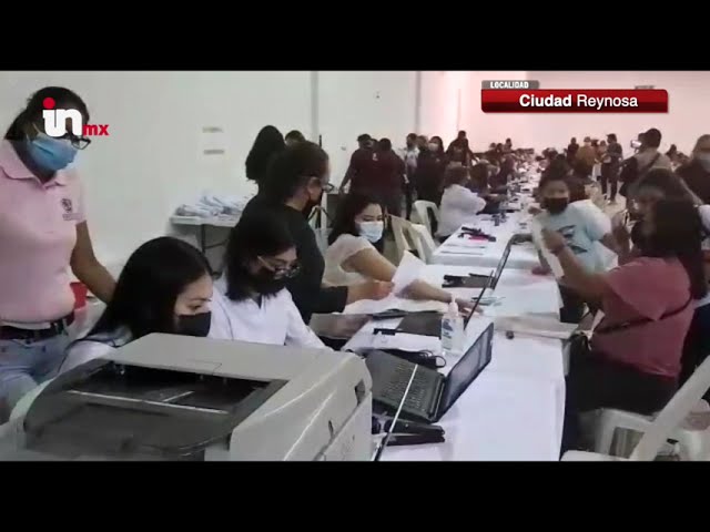 Entrega de tarjetas para cobro de becas