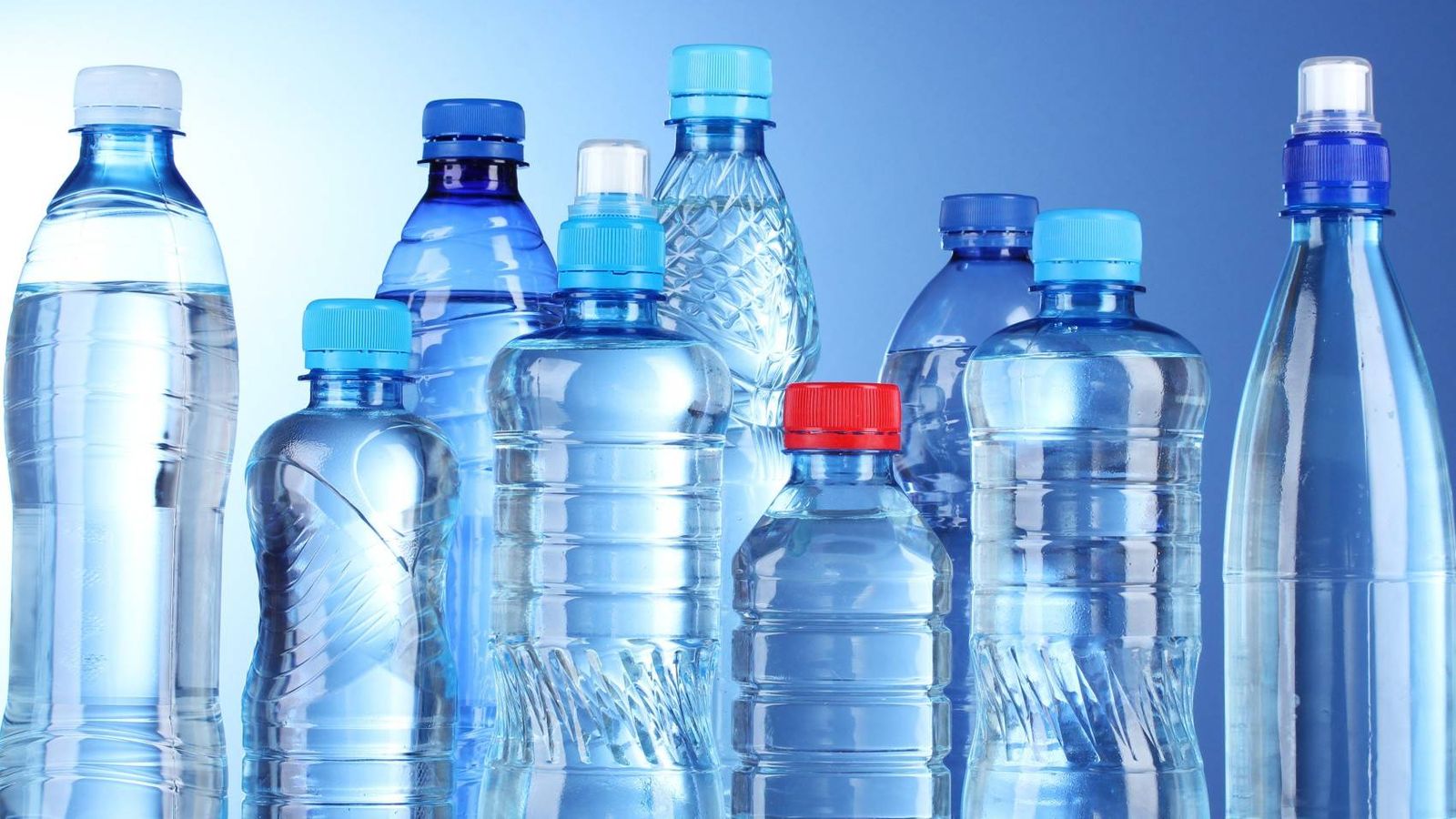 Se regulariza la entrega de agua embotella, ya hay plásticos