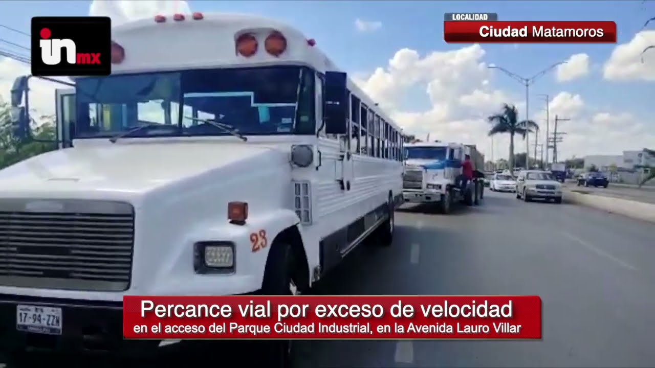 Urbano por ir a exceso de velocidad le revienta los espejos a tráiler.