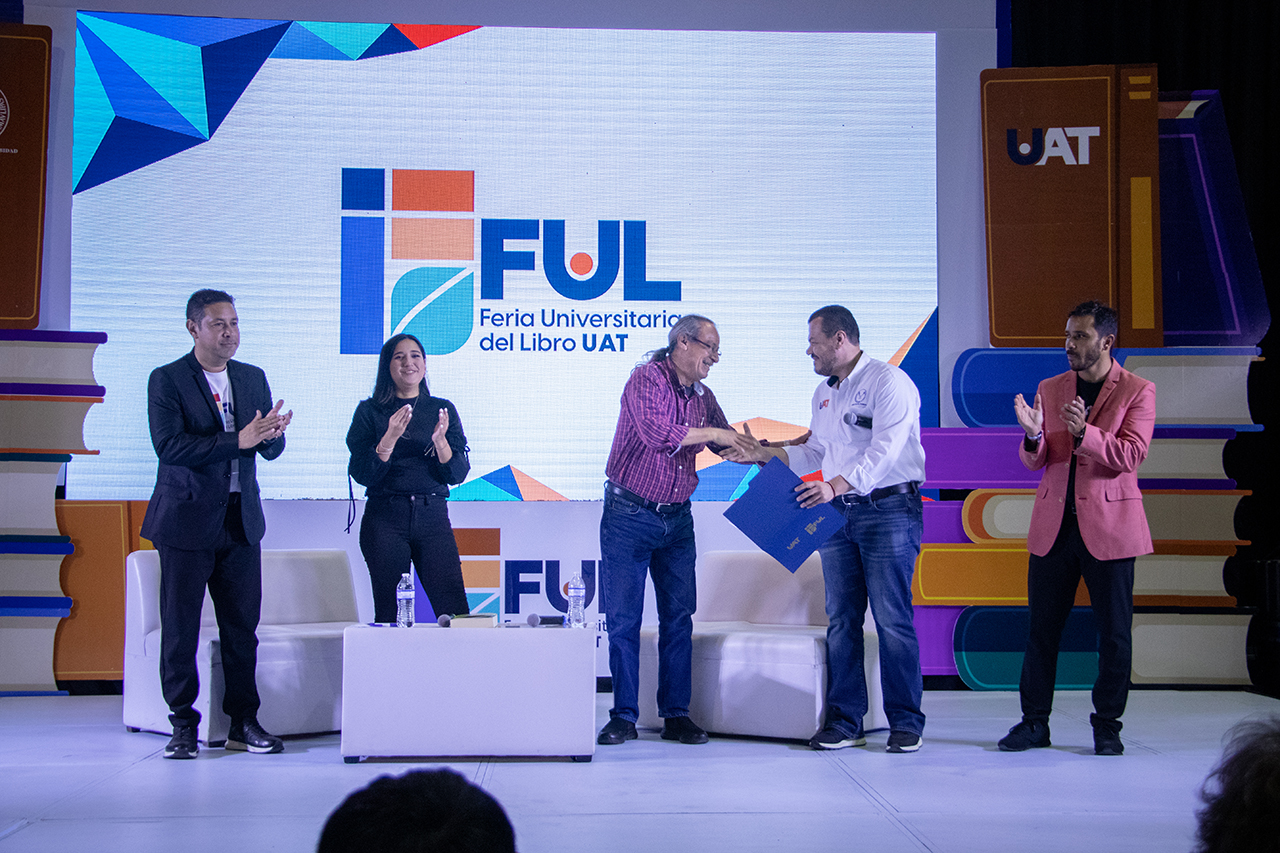 El escritor Fritz Glockner dicta conferencia en la FUL UAT