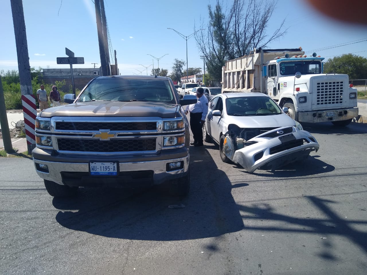 Choque por alcance deja daños materiales