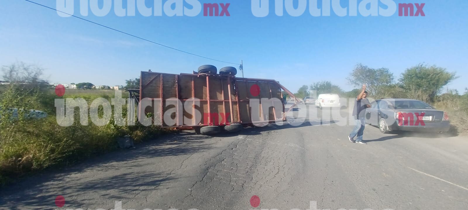 Trailer se vuelca en el libramiento Emilio POrtes Gil