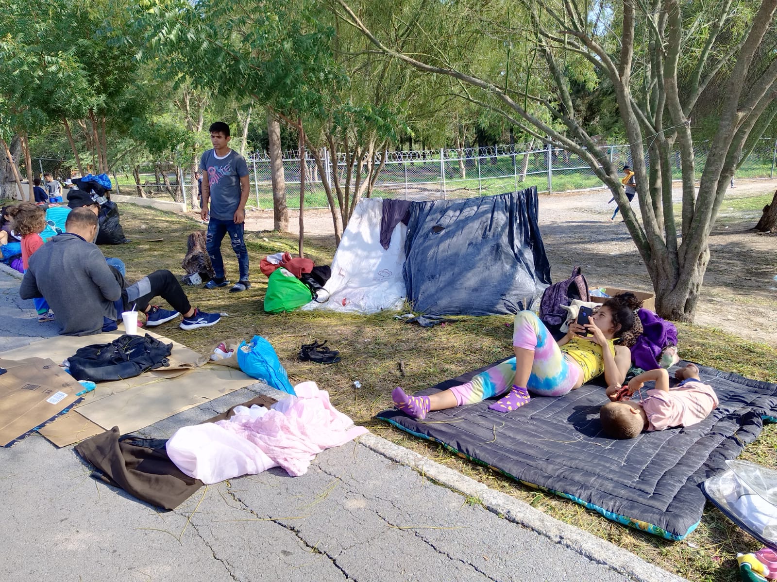 Improvisa venezolanos nuevo campamento migrante en bordo del río