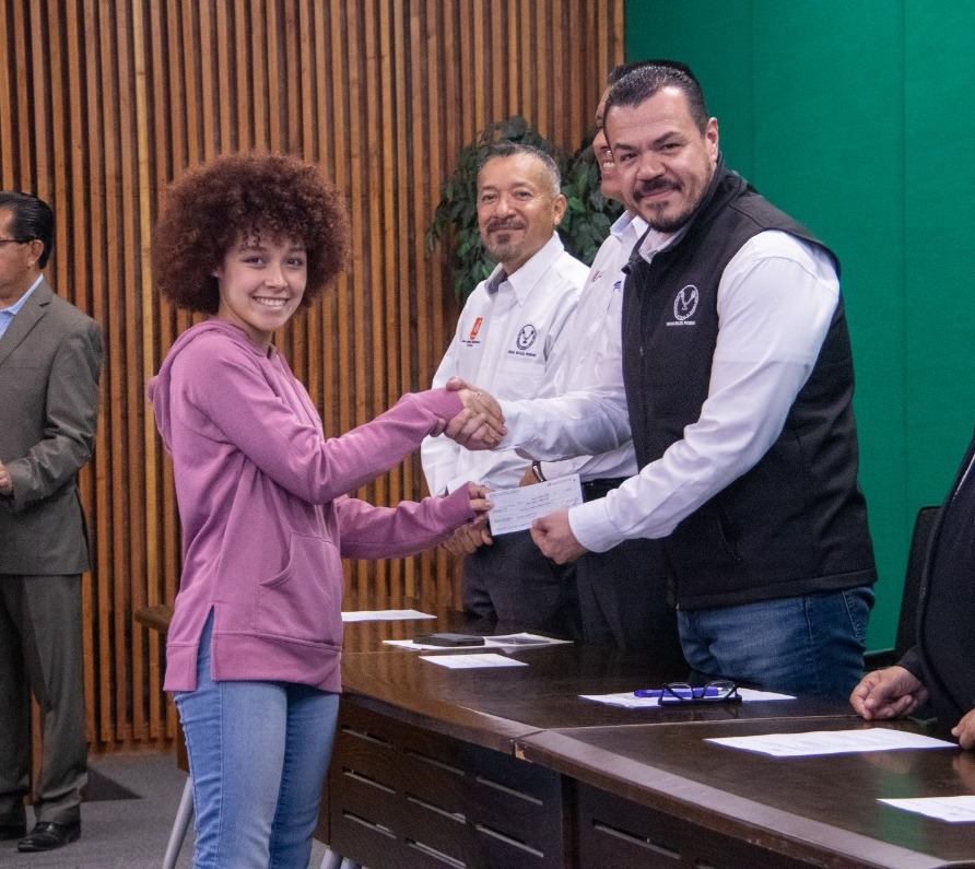 Entrega rector becas a estudiantes hijos de docentes de la UAT
