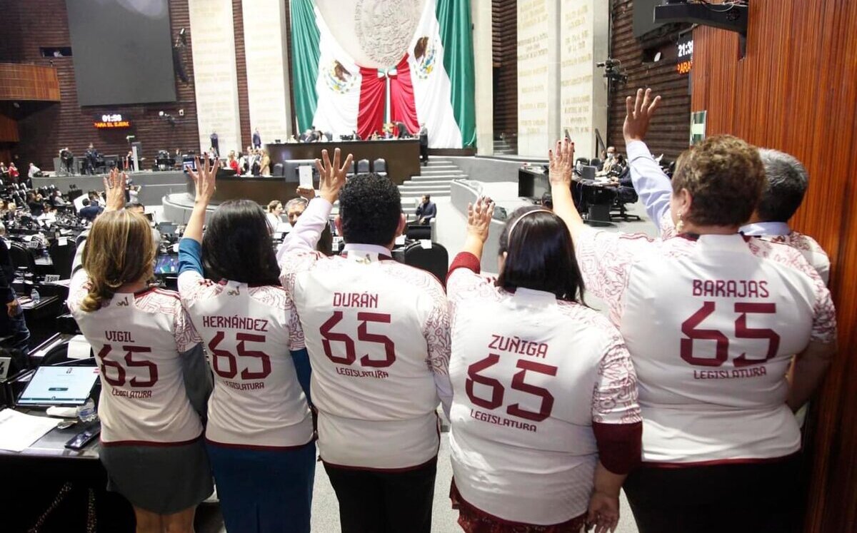 Avalan Presupuesto con recortes; gastan en playeras del Tri