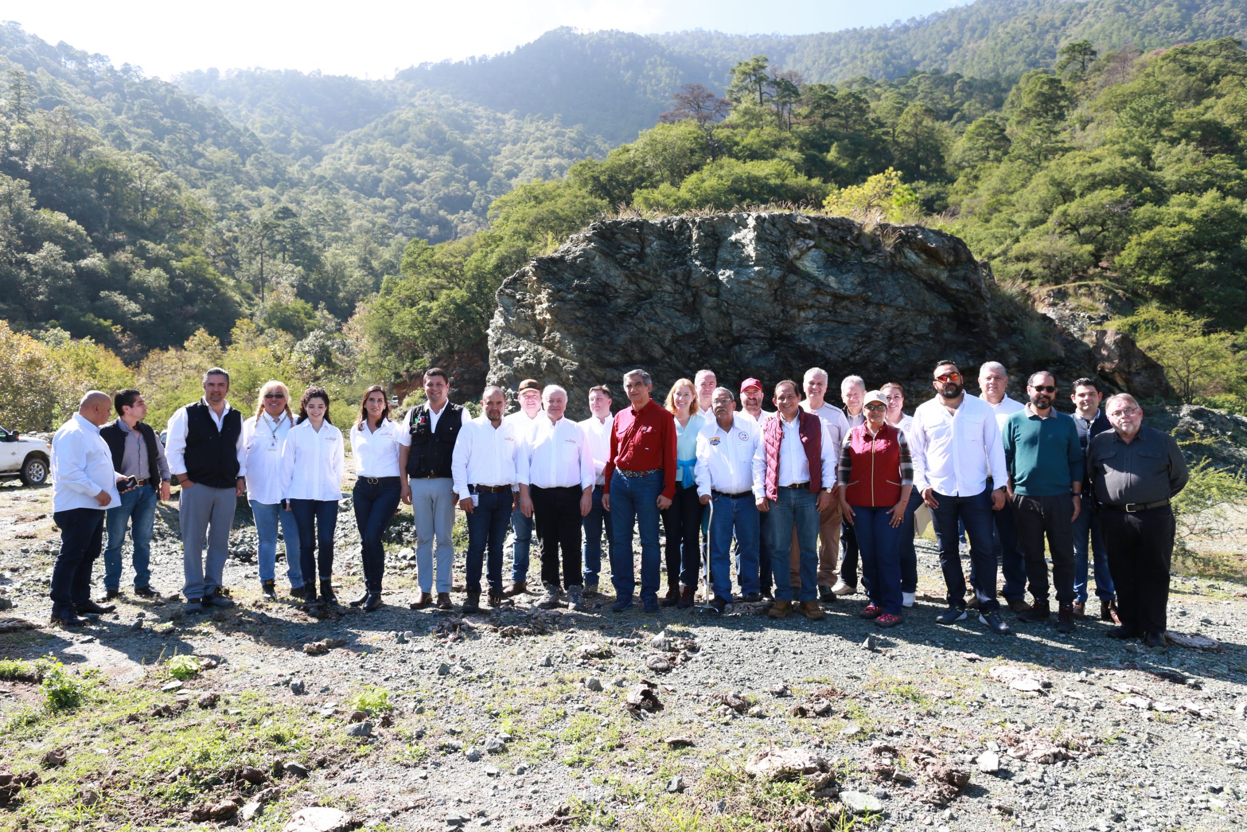 Exploran gobernador y geólogos ucranianos el cañón de los Troncones