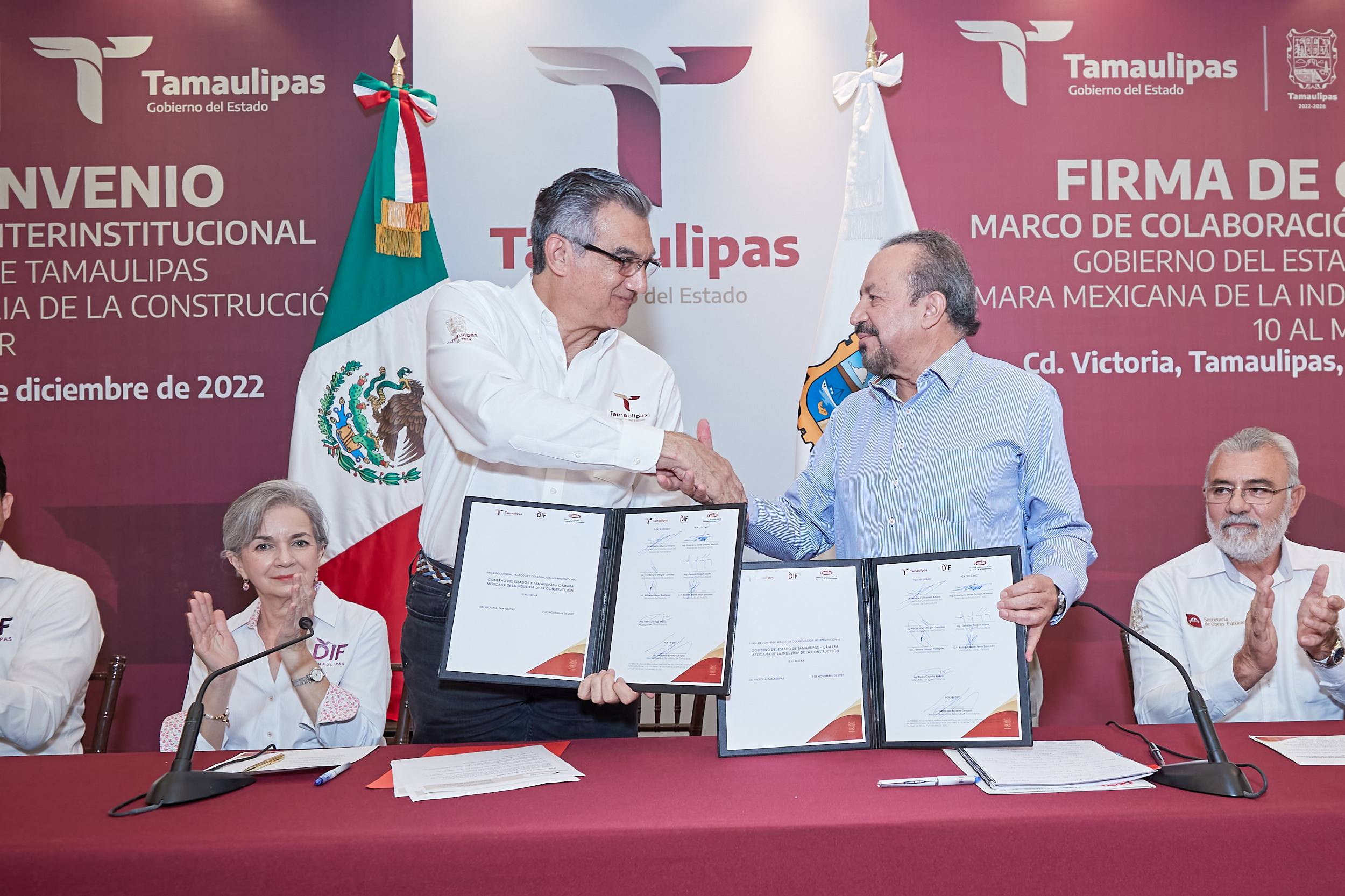 Donan constructores 45 mdp al  gobierno y al DIF para obras sociales