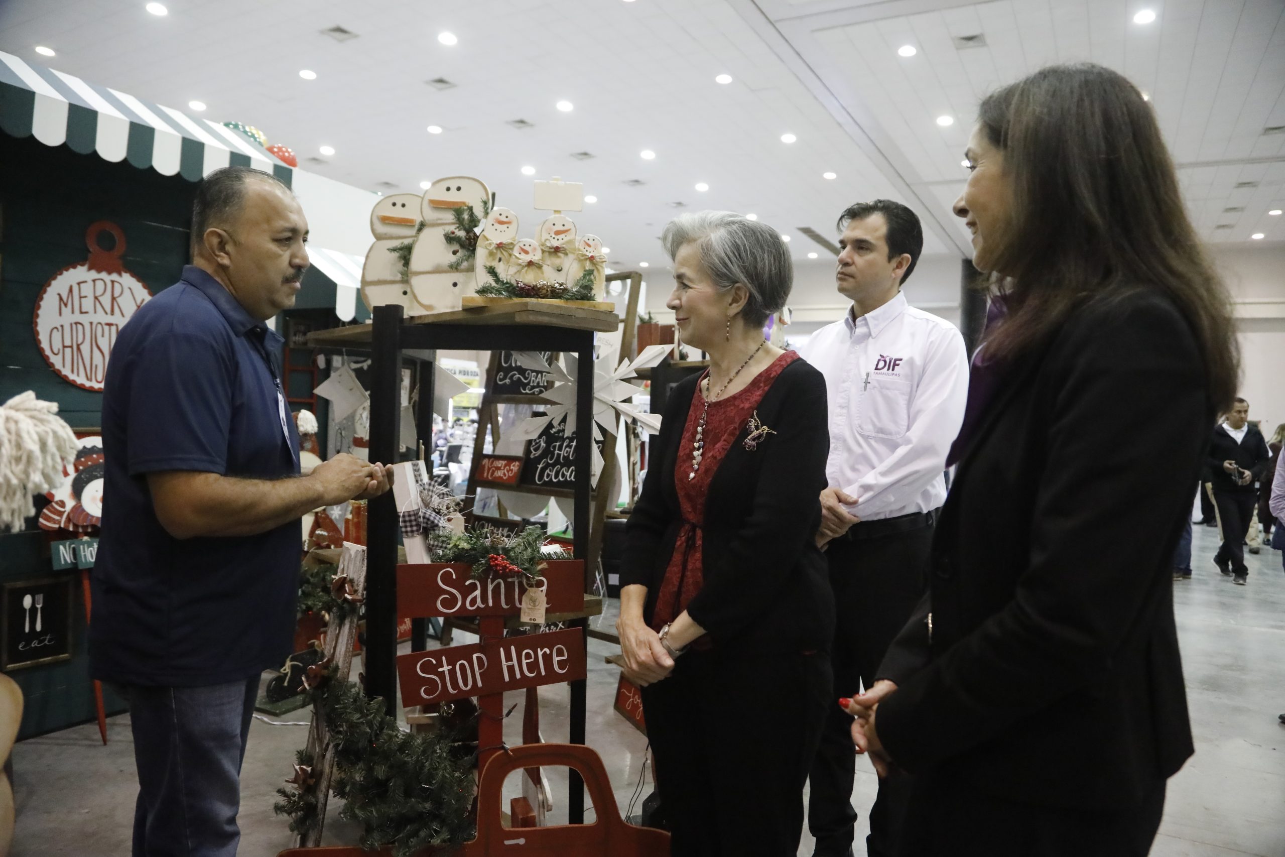 Inaugura María de Villarreal Primer Bazar Navideño