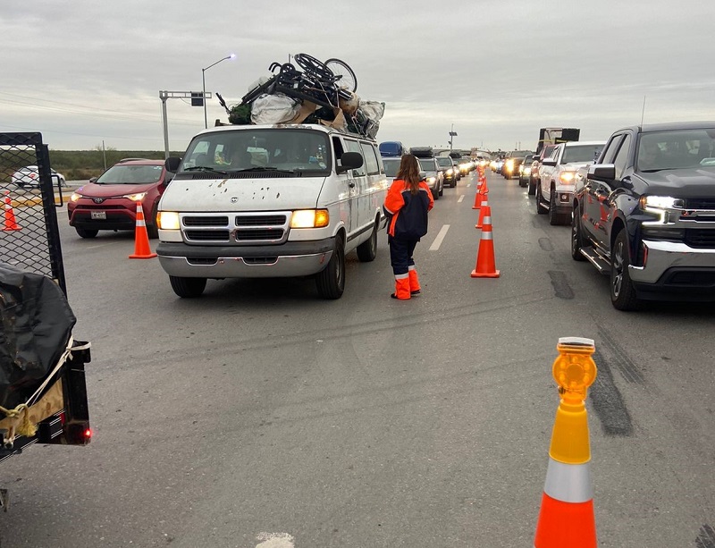 TRANSITAN LOS PAISANOS POR LA AUTOPISTA LA GLORIA-SAN FERNANDO