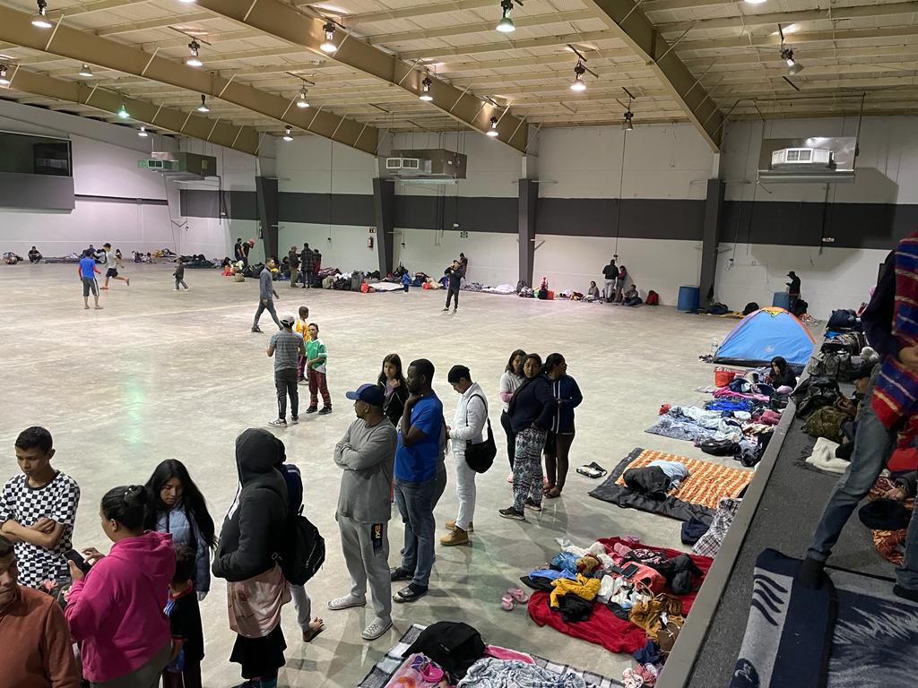 Trasladan a migrantes a refugios