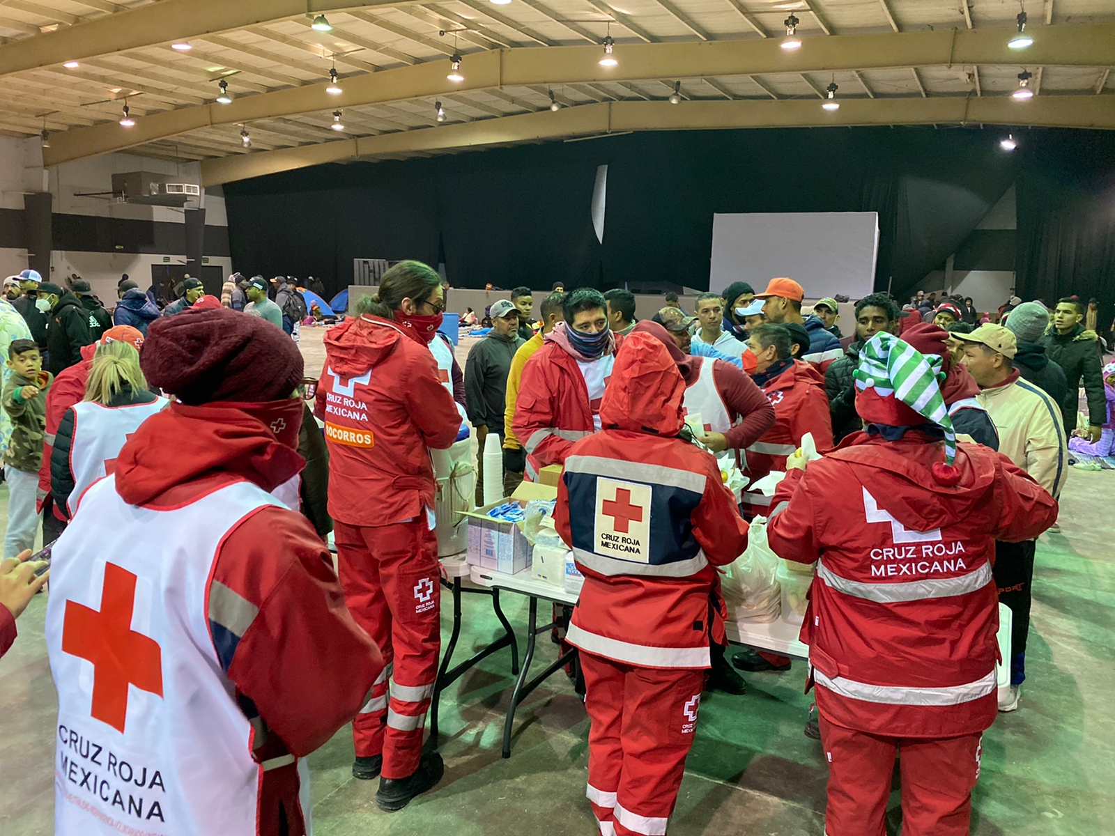 Entrega Cruz Roja mil 200 cobertores a migrantes