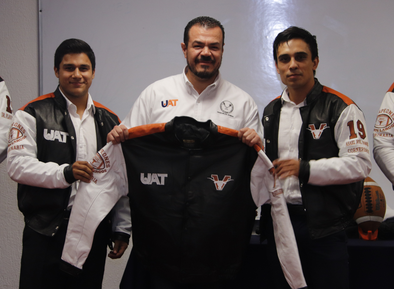 Rector entrega chamarras a Cuernos Largos FMVZ, campeones de la LUFAUAT