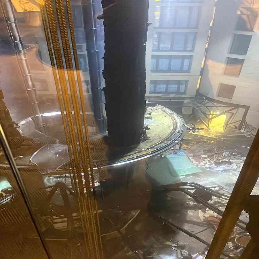 Revienta en Berlín el mayor acuario cilíndrico del mundo