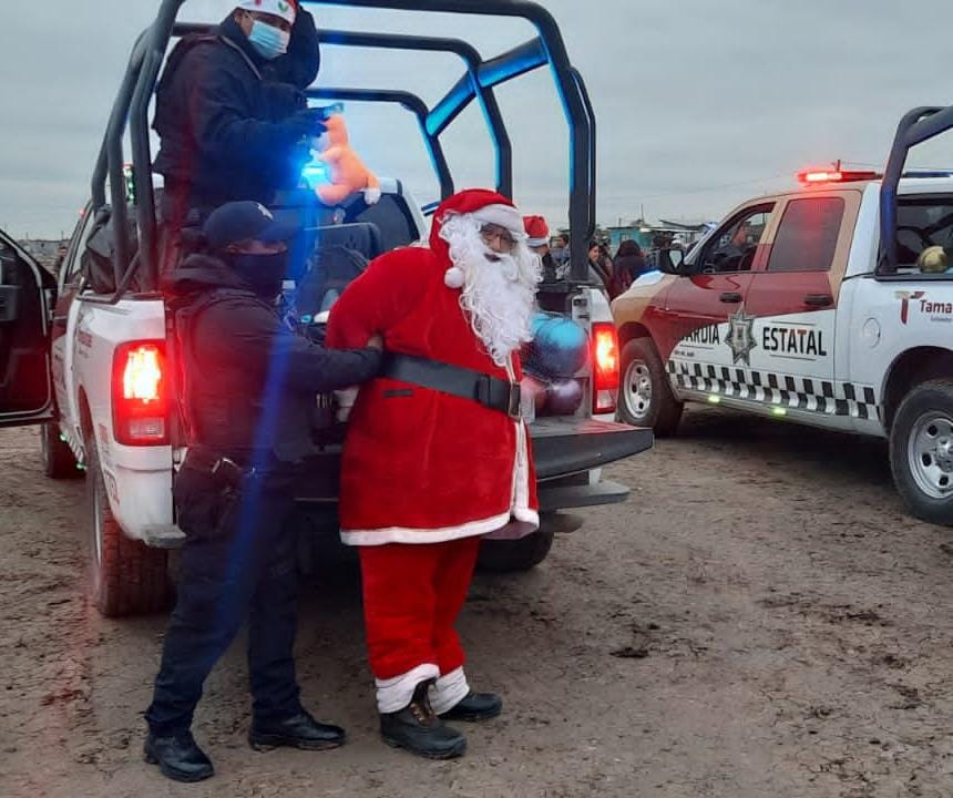 Santa Claus “Pirata” es detenido, elementos de seguridad reparten los juguetes