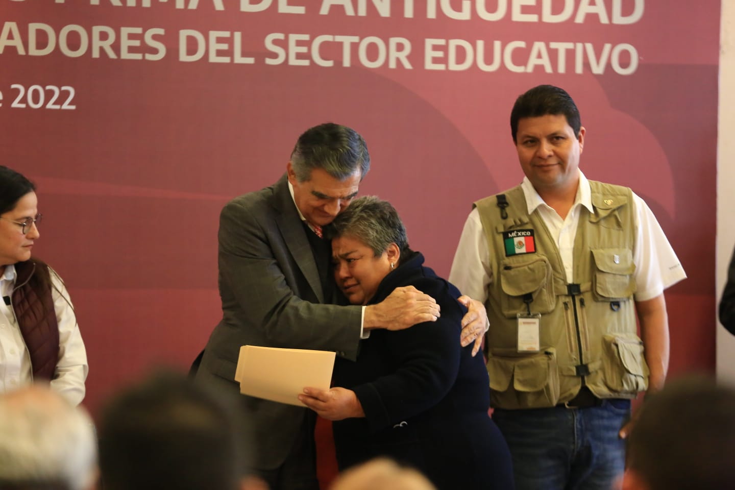 Se hace justicia; entrega gobernador adeudos a familiares de trabajadores de Educación