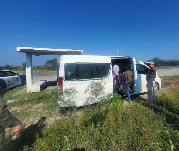 Detienen a 6 migrantes que caminaban en la carretera