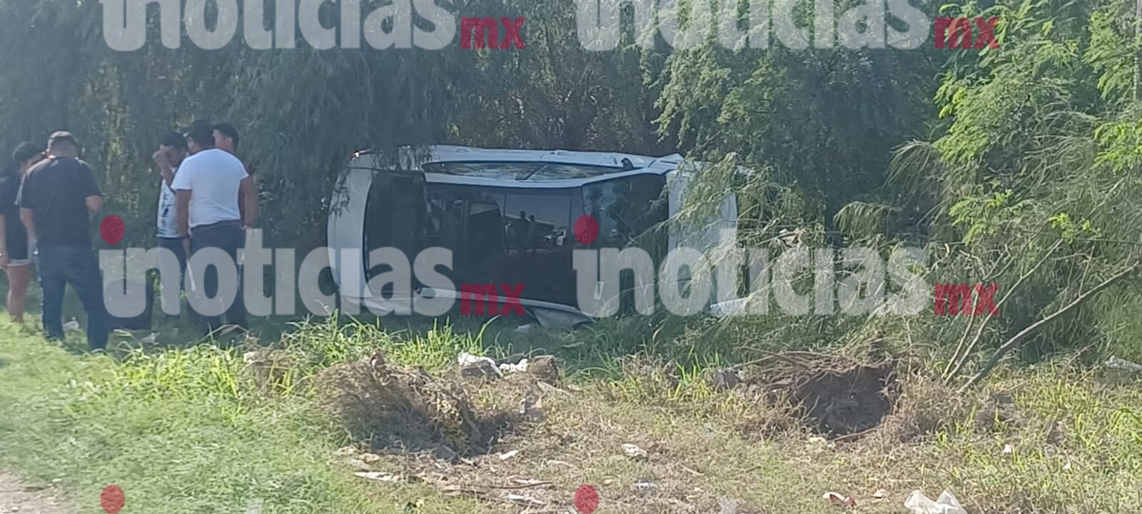 Choca contra microbús, vuelca y se lleva de encuentro a una familia que iba caminando