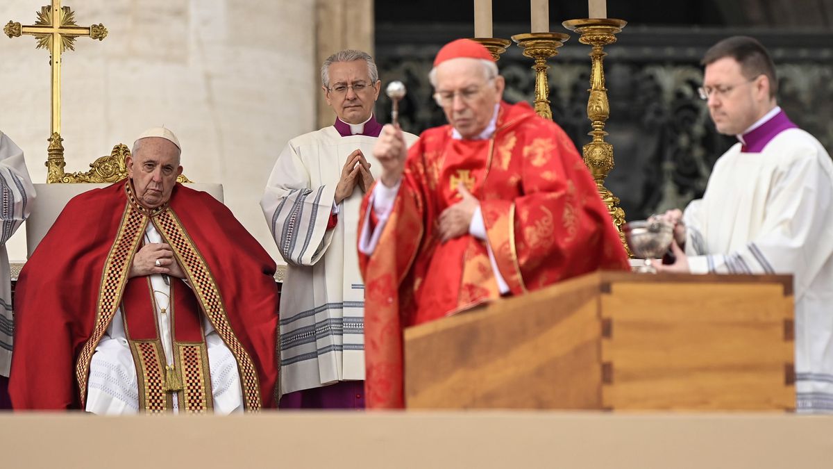 El funeral de Benedicto XVI cierra un periodo histórico de la Iglesia