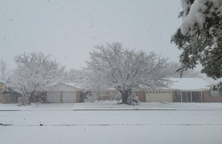 Tormenta invernal cubre de nieve a Texas