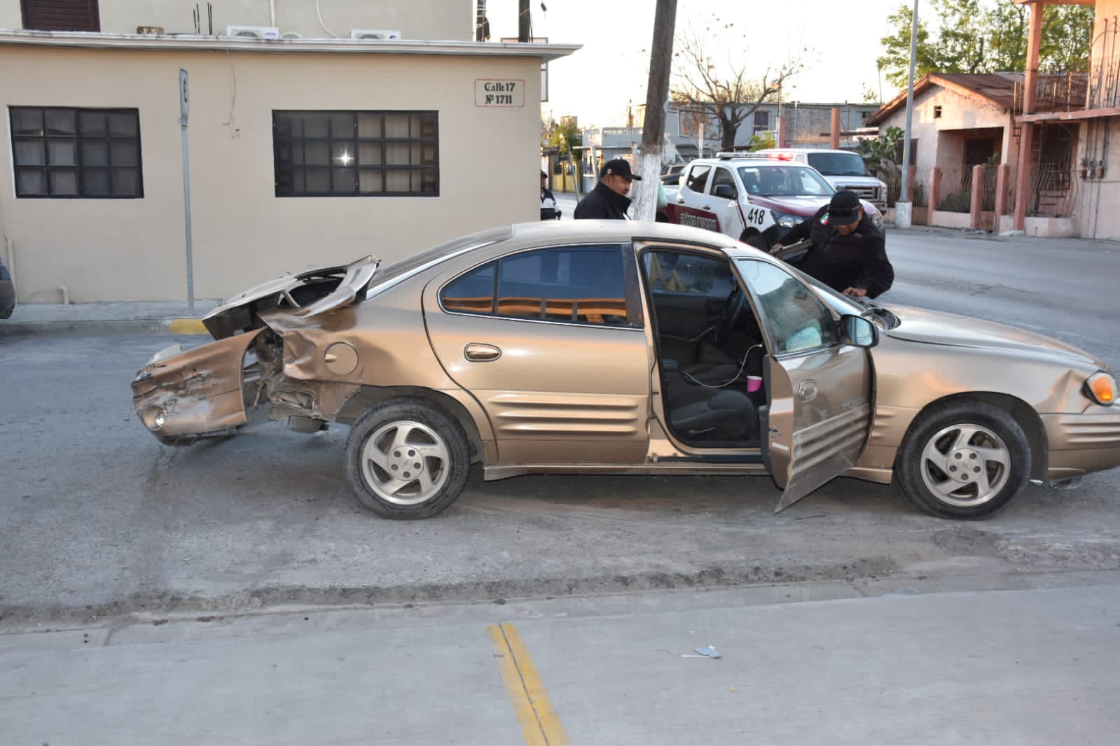 Mujer se pasa alto y provoca choque