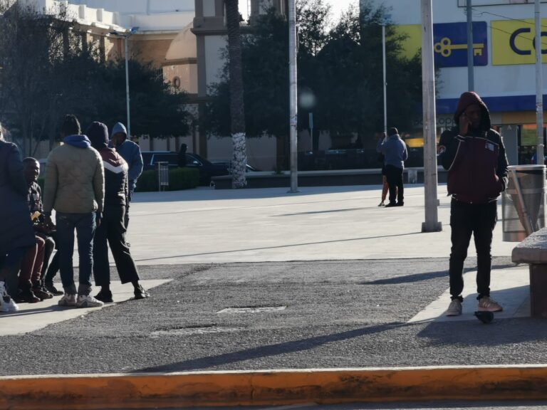 Migrantes atiborran plaza de Reynosa por Internet gratuito