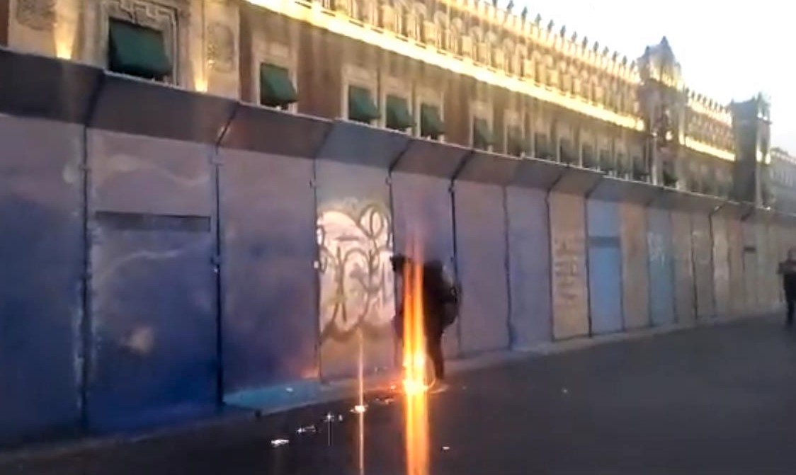 Lanzan bombas molotov a Palacio Nacional