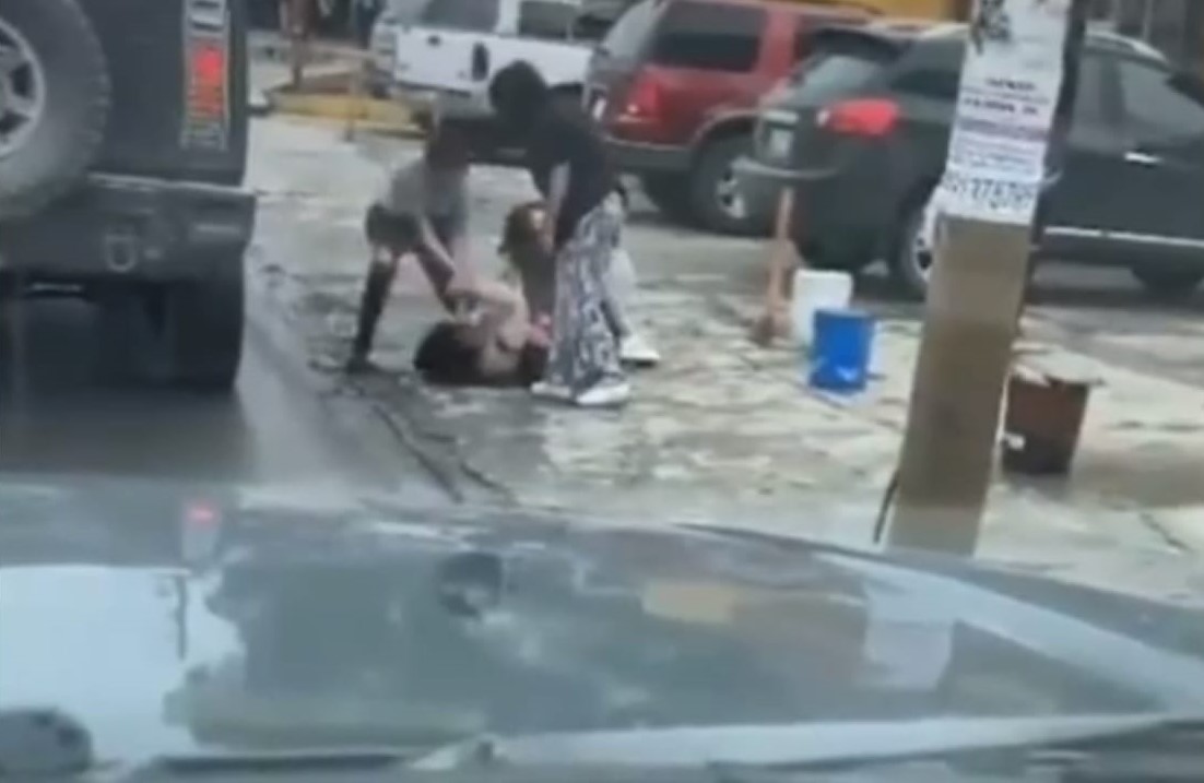 Agreden a golpes a una mujer en pleno día . Nadie la defiende