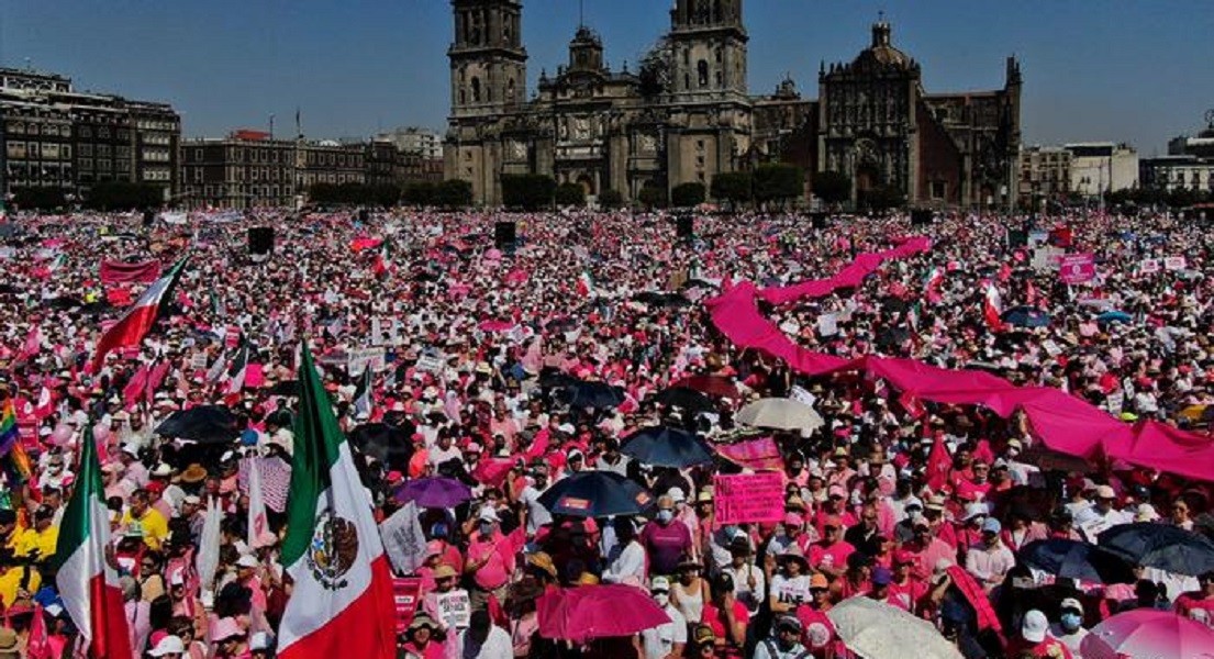 Decenas de miles protestan contra reforma electoral de AMLO