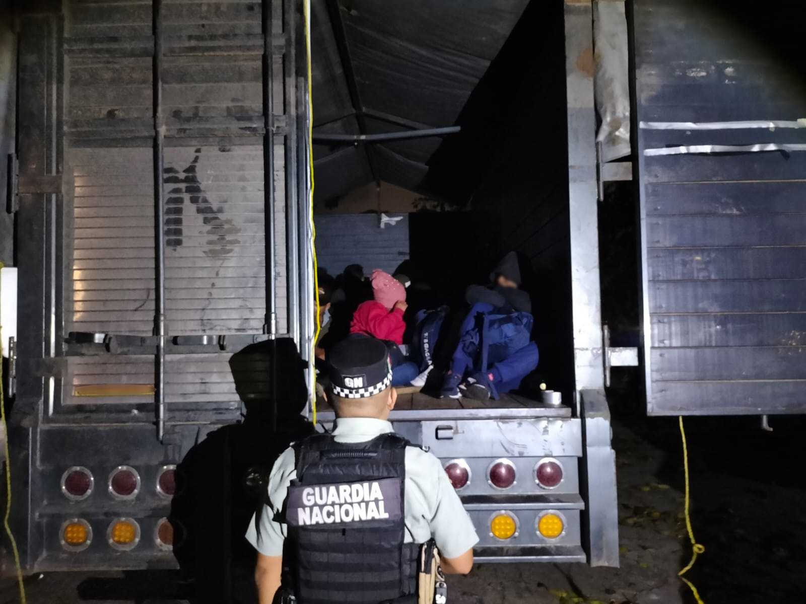 Detienen a traficantes de migrantes indocumentados