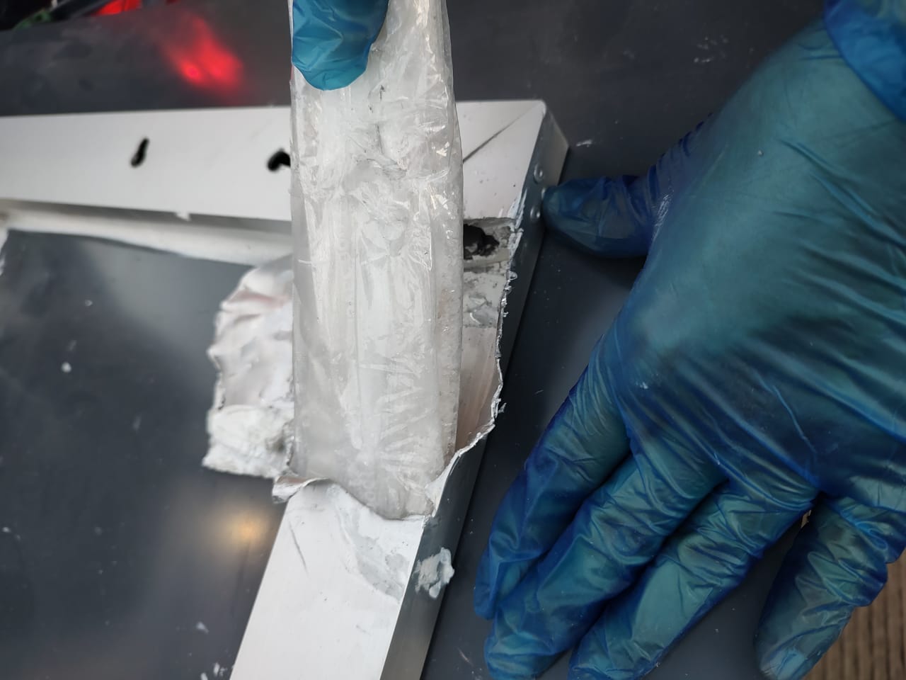 ASEGURA PAQUETES   CON APARENTE CRISTAL OCULTOS EN MARCOS DE ESPEJOS
