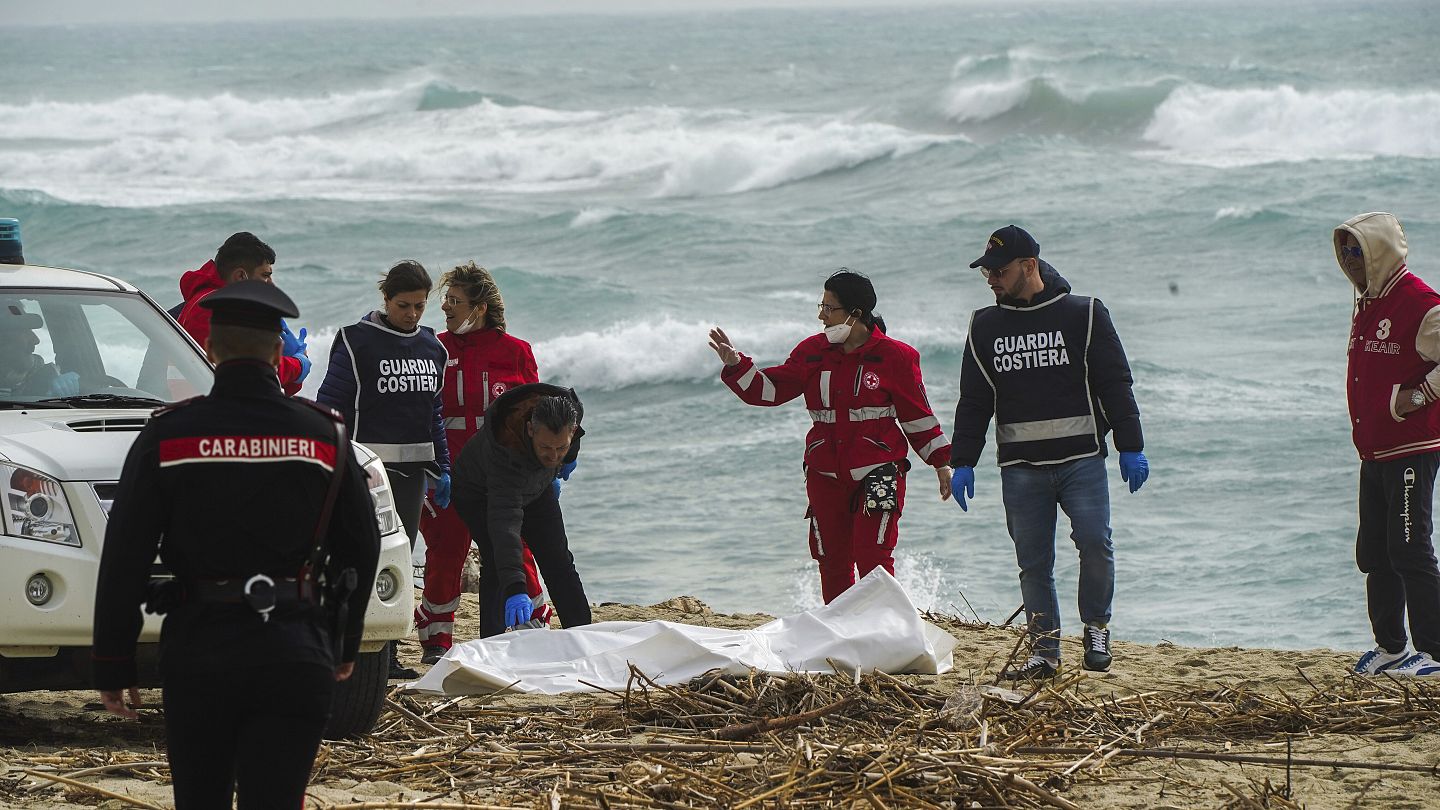 Encuentran embarcación con 200 migrantes en Italia