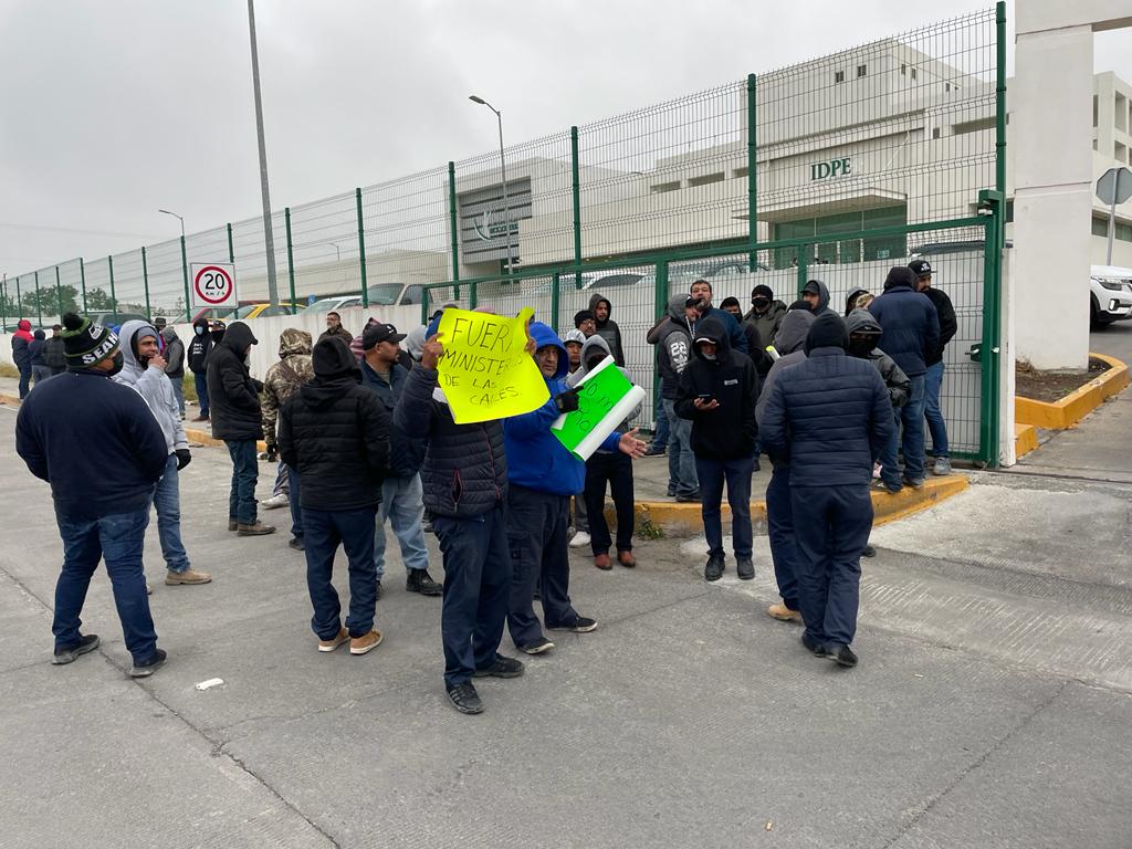 Protestan taxistas contra operativo de FGJE