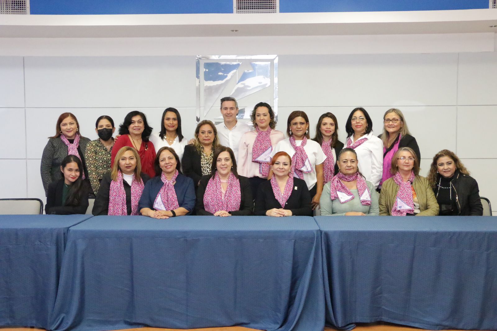 “JR” entabla compromisos ante comerciantes capitalinos